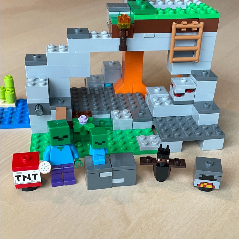 LEGO Set 21141 Minecraft: The Zombie Cave - Picture 9 of 9